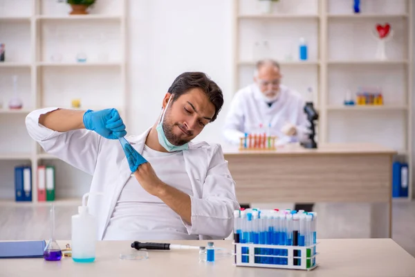 Два химика-мужчины работают в лаборатории — стоковое фото