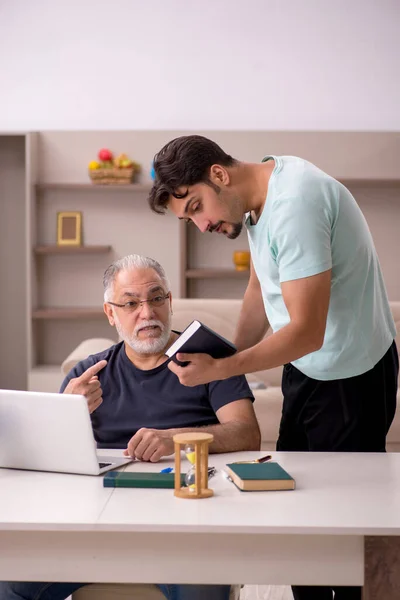 Abuelo y nieto en casa con computadora — Foto de Stock