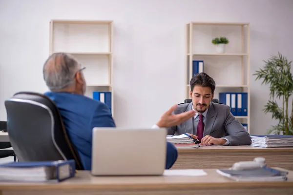 Deux collègues masculins travaillant dans le bureau — Photo