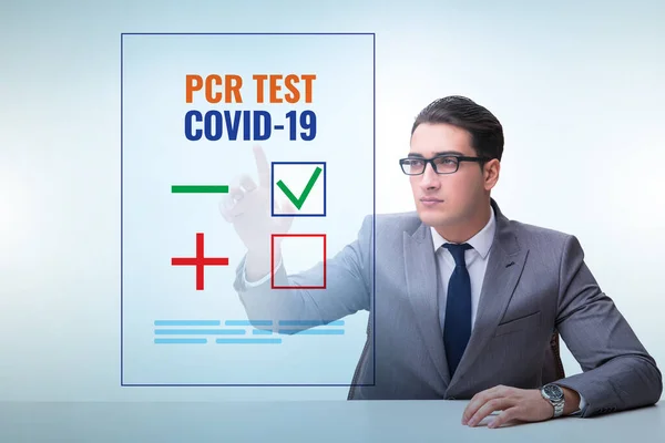 İş adamıyla Coronavirus covid-19 testi — Stok fotoğraf