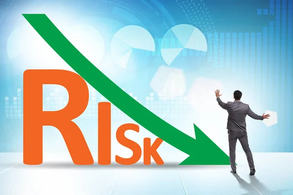 Conceito de redução e mitigação de riscos com empresário — Fotografia de Stock