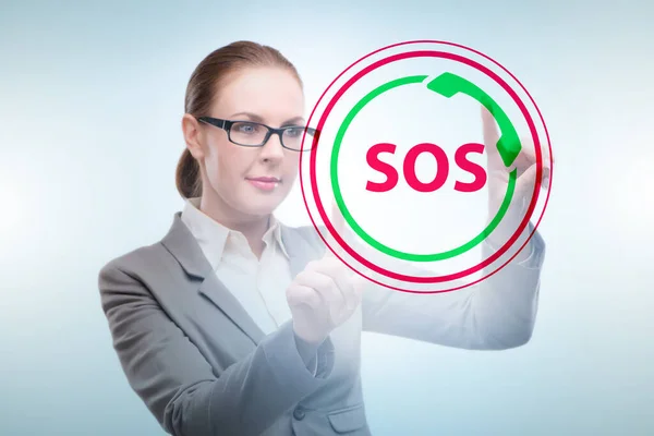 Zakenvrouw drukt op SOS knop in geval van gevaar — Stockfoto