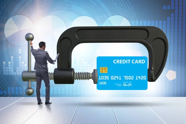 Concepto de deuda con tarjeta de crédito con abrazadera y hombre de negocios —  Fotos de Stock