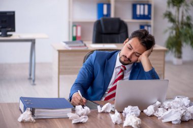 Beyin fırtınası konseptinde genç bir erkek çalışan.