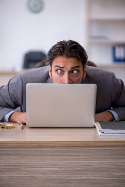 Ofiste çalışan genç bir erkek.