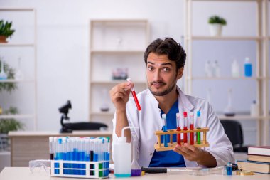 Laboratuvarda çalışan genç bir kimyager.