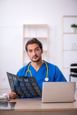 Klinikte çalışan genç bir erkek radyolog.