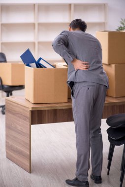 Genç erkek çalışan ofis taşıma konseptinde.