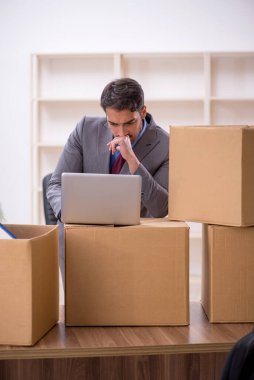 Genç erkek çalışan ofis taşıma konseptinde.