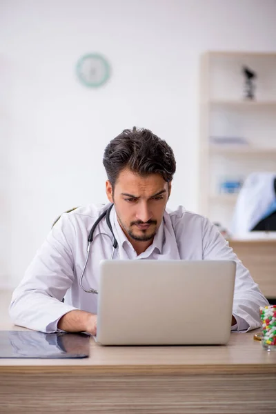 Joven médico masculino que trabaja en la clínica —  Fotos de Stock