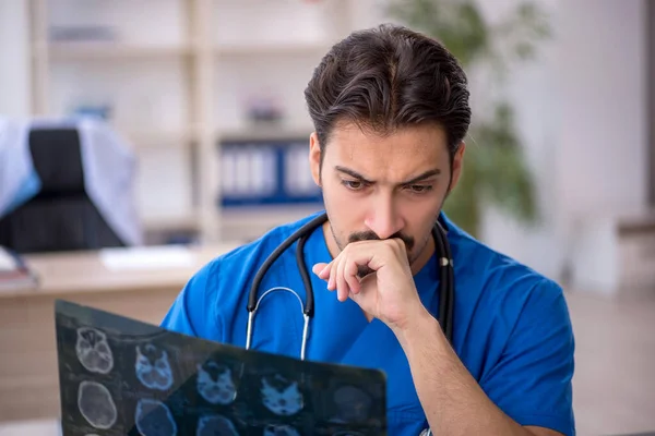 Jonge mannelijke arts radioloog werkzaam in de kliniek — Stockfoto