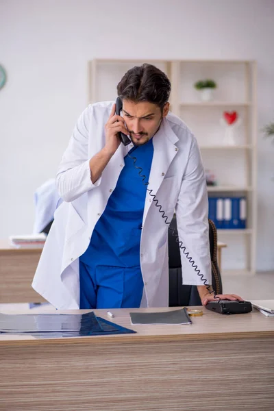 Jeune médecin radiologue travaillant à la clinique — Photo