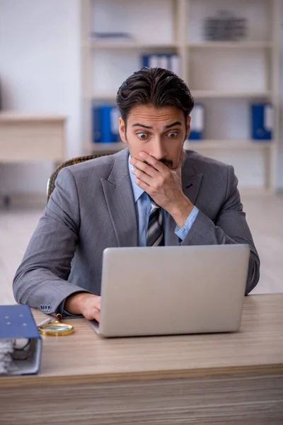 Junge männliche Angestellte im Büro — Stockfoto