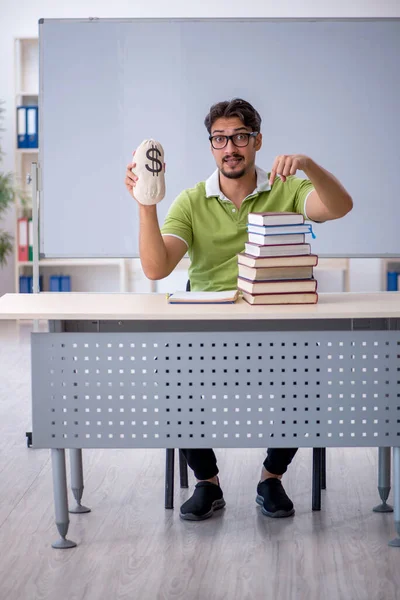 Unga manliga studerande i dyr utbildning koncept — Stockfoto