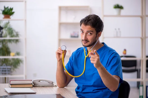 Klinikte çalışan genç erkek doktor. — Stok fotoğraf