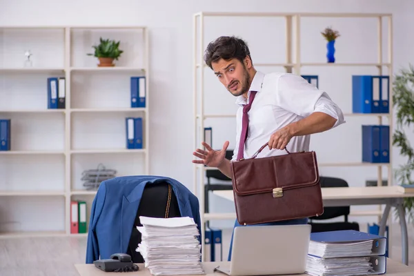 若い男性従業員とオフィスで多すぎる仕事 — ストック写真