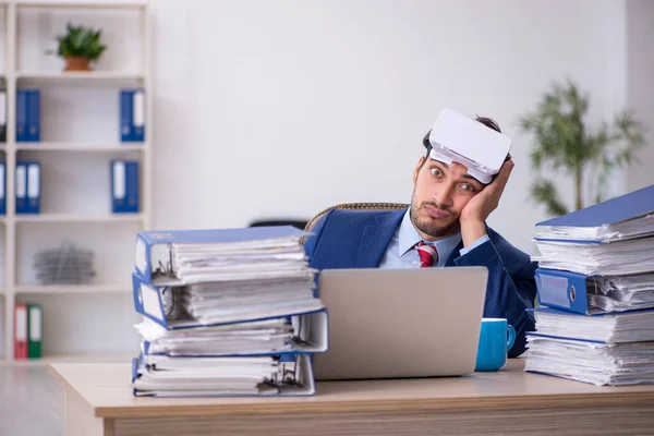 Joven empleado masculino disfrutando de gafas virtuales en el lugar de trabajo — Foto de Stock