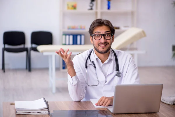 Mladý mužský lékař pracující na klinice — Stock fotografie