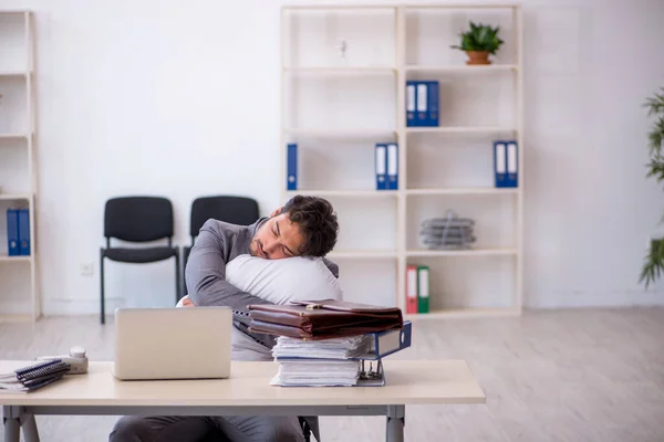 Joven empleado masculino en concepto de sueño excesivo —  Fotos de Stock