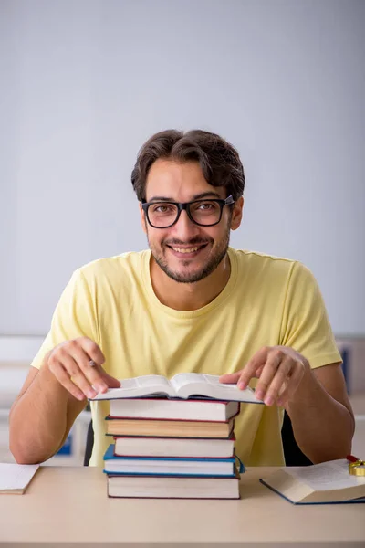 Giovane studente maschio che si prepara per gli esami in classe — Foto Stock