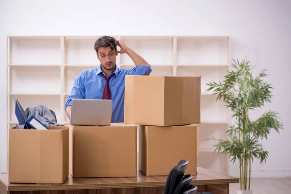 Joven empleado masculino en concepto de reubicación de oficinas — Foto de Stock