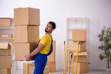 Genç erkek müteahhit evde yer değiştiriyor.