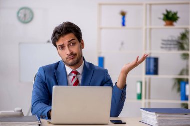 Ofiste çalışan genç bir erkek.