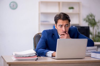 Ofiste çalışan genç bir erkek.