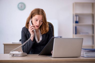 Ofiste çalışan genç bir bayan işçi.