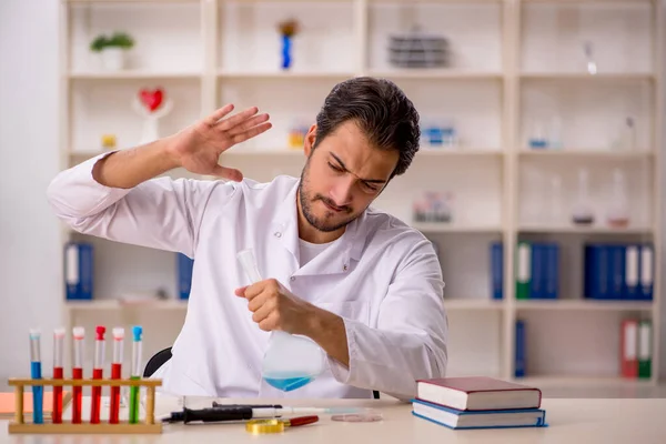 Jonge mannelijke chemicus werkt in het lab — Stockfoto