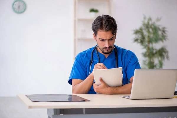 Jeune homme médecin travaillant à la clinique — Photo