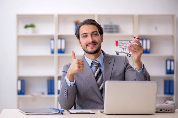 Young male employee in e-commerce concept — Stock Photo, Image