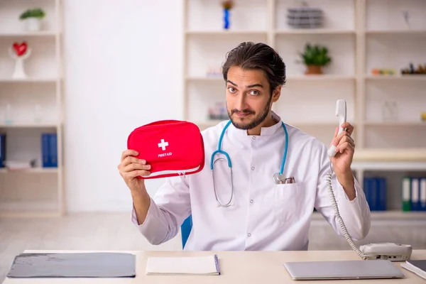 Junge männliche Sanitäter halten Tasche in der Hand — Stockfoto