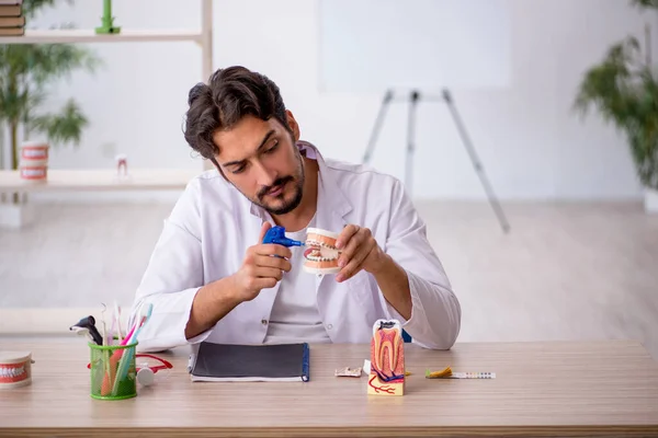 Junger Zahnarzt arbeitet in der Klinik — Stockfoto