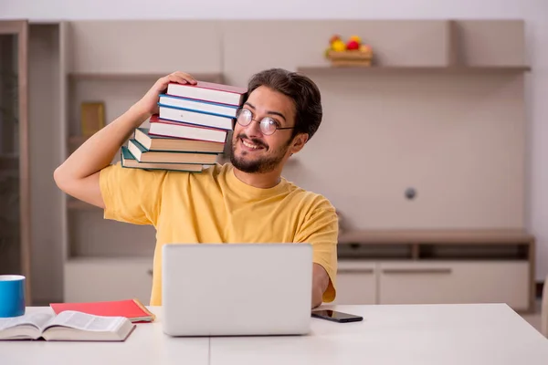 Joven estudiante masculino preparándose para los exámenes en casa —  Fotos de Stock