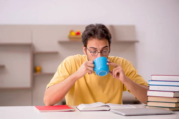 Jeune étudiant masculin se préparant aux examens à la maison — Photo