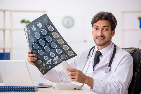 Klinikte çalışan genç bir erkek radyolog.