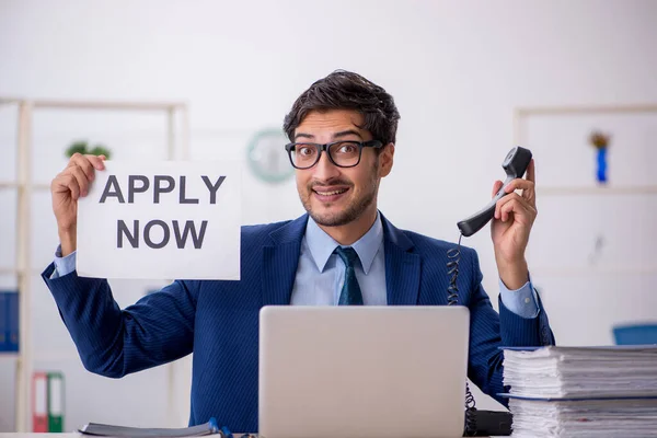 Giovane impiegato uomo d'affari e troppo lavoro in ufficio — Foto Stock