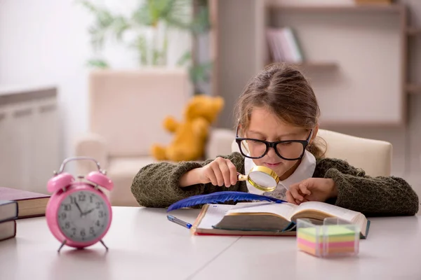 Ung liten flicka studerar hemma i tid management koncept — Stockfoto
