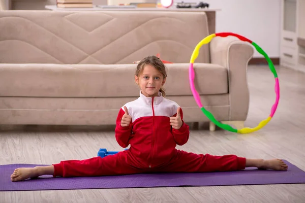 Kleines Mädchen beim Sport zu Hause — Stockfoto