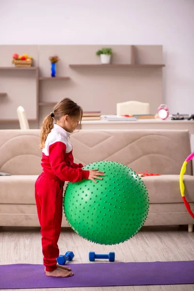 Kleines Mädchen beim Sport zu Hause — Stockfoto