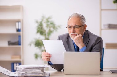 İş yerinde çalışan yaşlı bir erkek işçi.