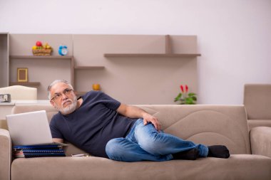 Salgın sırasında evde çalışan yaşlı bir erkek işçi.