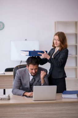 Ofiste çalışan iki meslektaşım.