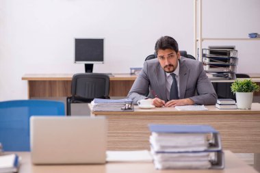 Ofiste çalışan genç bir erkek.