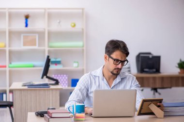 Genç erkek çalışanın işyerinde karısı kayıp.