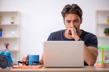 Ofiste çalışan genç erkek tasarımcı.