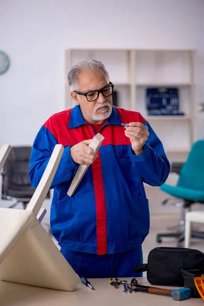 Alter Tischler repariert Stuhl — Stockfoto