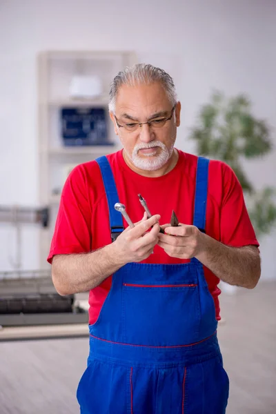 Viejo reparador masculino en el taller — Foto de Stock