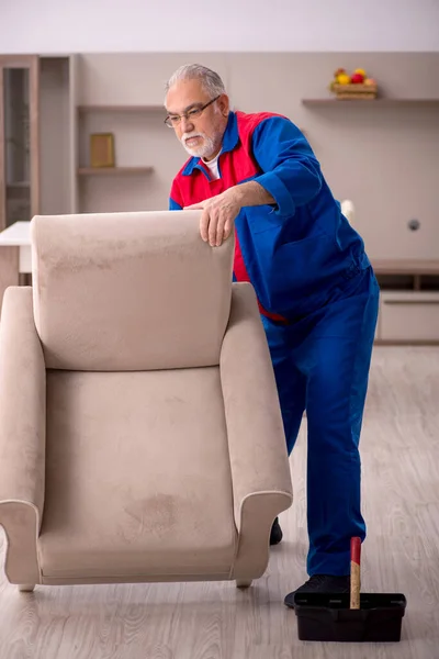 Oude mannelijke timmerman werkt binnen — Stockfoto